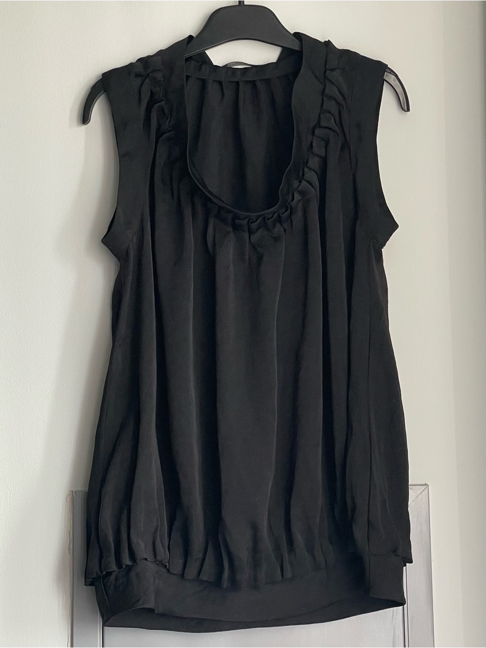 NWOT CLUB MONACO Sleeveless Black Pleating Deatiled Blouse